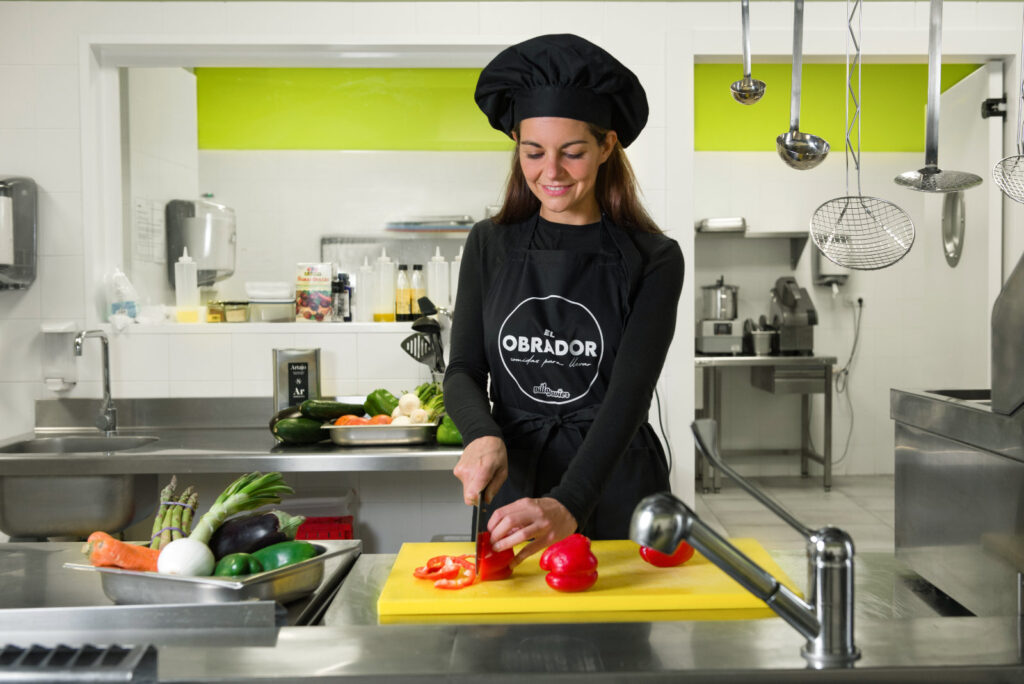 Chica cocinando en el Obrador