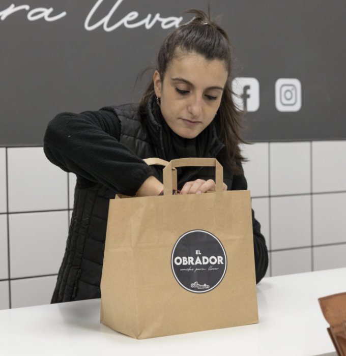 Chica trabajando en el Obrador